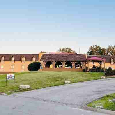 Hometown Inn & Suites Hotel Exterior