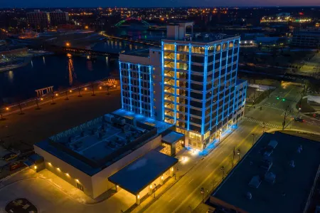 Embassy Suites Rockford Riverfront Отели рядом с достопримечательностью «Swanson Park»