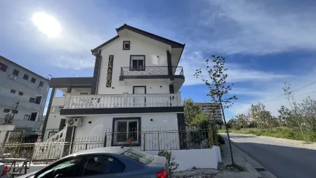 Vila Aaron Отели рядом с достопримечательностью «Beach of Durrës»