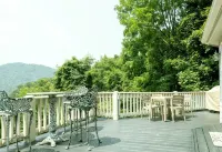 Luxe Retreat with Panoramic Views, Hot Tub & Sauna, mins to Hatley Point