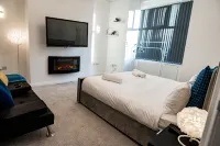 Manchester - 4 Beds - Sleeps 7 - Street Parking Hotels in Chadderton