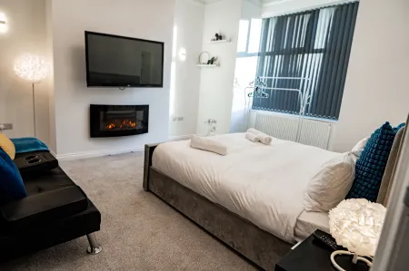 Middleton 4-Beds Sleeps 7 with Street Parking Отели в г. Чаддертон