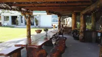 TNiqua Stable Inn Отели рядом с достопримечательностью «Knysna Elephant Park»