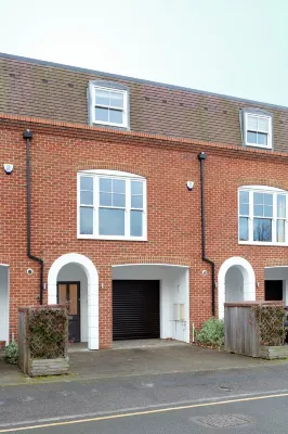 Stunning Central Windsor Town House with Parking Hotels in Old Windsor