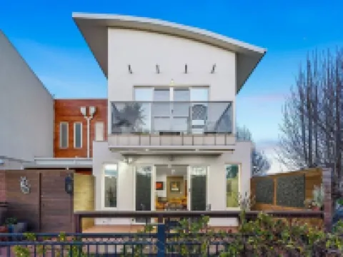 StayAU Pakenham Townhouse with Lakeview Hotels in Pakenham