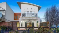 StayAU Pakenham Townhouse with Lakeview
