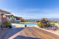 Stylish Hillside Retreat with Pool&Views