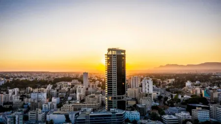 SkyHigh Central 360 Gym & Pool Отели рядом с достопримечательностью «Кипрский университет»