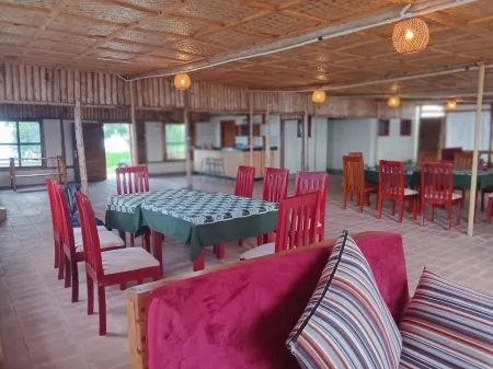 ngirisi hill silverback  lodge-bwindi Отели в г. Kinkiizi