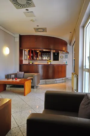 B99 Hotel Отели рядом с достопримечательностью «Capitol»