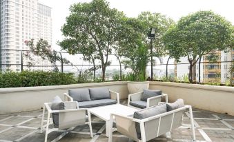 Comfy 1Br at Bellezza Apartment