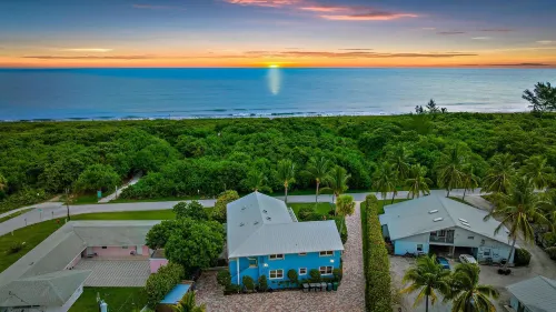 Spectacular Bliss- Secluded Beachfront Vibes, Surf, Yard Hôtels à : Fort Pierce