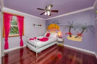 Heated Pool, Game Room and Tennis Access - Stunning Tropical Retreat فنادق في Largo