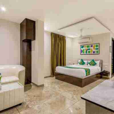 Treebo Iraa, 5 Minutes from Railway Station Rooms