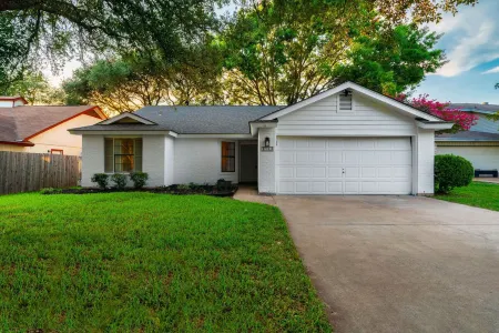 Charming & Bright W Lounging Pool and Hot Tub Отели в г. Раунд-Рок