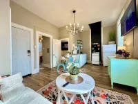 Midtown Whimsical Apartment 1 Block To River- Walk To Restaurants!