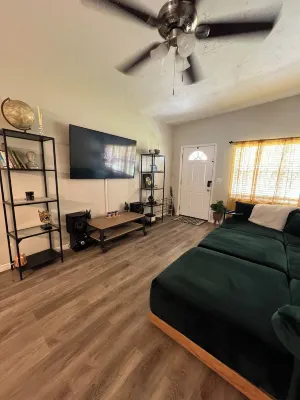 Lovely 3-bedroom oasis with pool 10 mins from beach and 25 from St. Pete