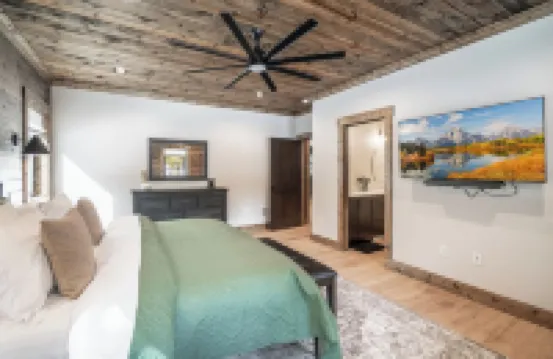 Yellowstone Luxury Cabin, Hot Tub, Game Room,EV Hookup,Massive Deck,5Bed/3.5Bath