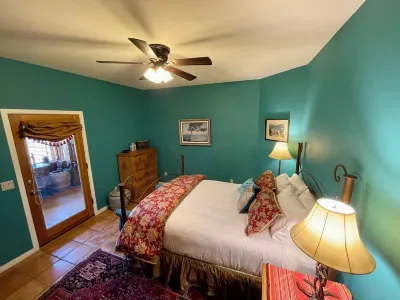 Charming Casita on a quiet western Ranch in a Cave Creek neighborhood. Hotels near Retablo