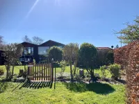 라우워스미어에 직접 접근할 수 있는 겨울 정원이 있는 6인용 하우스 마리케 Anjum 호텔