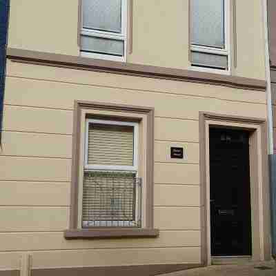 5 Guests - Helens House Derry City Centre - 3 Bed Hotel Exterior