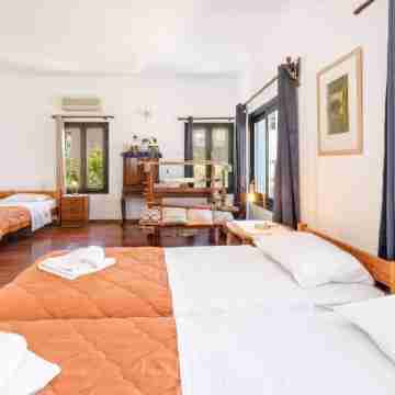 Platanias Beachfront Villa Elsa-90m to Main Square Rooms