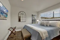 Henley-Lux Tiny Home-Hot Tub-Fire Pit Hotels in Gillespie County