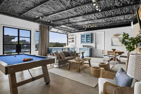 Leisure Escape in the TX Hill Country Отели рядом с достопримечательностью «Ian's Chapel at Camp Lucy»