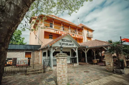 Hotel la Riva Отели в г. Шиофок