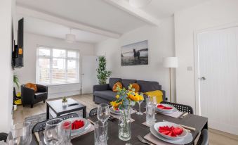 Free Parking - 4 Bedroom House