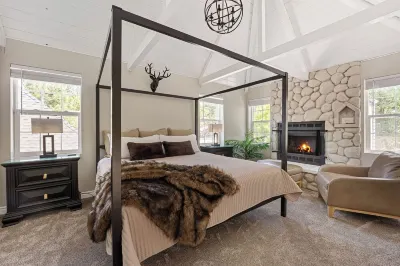 Château Lakehouse -  Newly Remodeled Home!