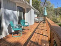 Lake House with Hot Tub - Birding Paradise Отели рядом с достопримечательностью «Уайтуотер Спринг Уотер»