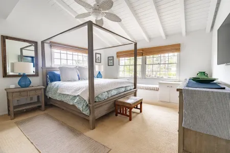 Private Santa Monica Canyon Retreat on Double Lot Отели рядом с достопримечательностью «Парк Темескал Гейтуэй»