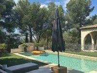 Architect's villa in Luberon pine forest 10 pers Hotels in Cavaillon