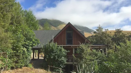 Ridgeway log cabin, quiet and secluded getaway ideal for a family.