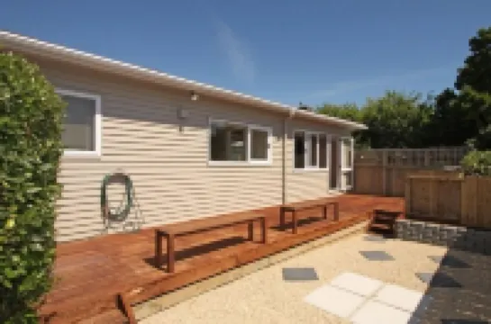 Classic 50’s Beach Bach - Handy to Everything Hotels in 