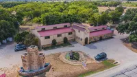 Almond Cabin 2-bedroom cabin Hotels near Luckenbach Texas General Store