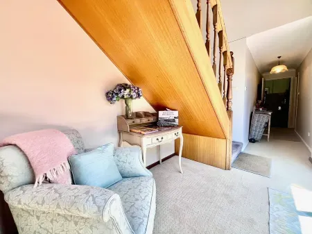 French/Italian Style Boutique The Loft Apartment @Chapmans + Breakfast + Pets