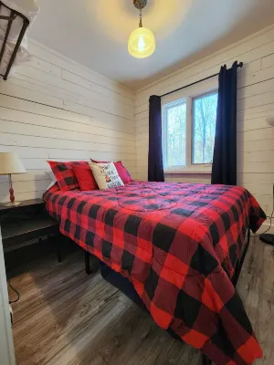 Cozy Hilltop Cabin - 10 minutes to Bancroft Hotels in Hastings Highlands