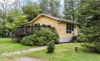 Charming Cottage 2 min walk from a private beach on Georgian Bay Hotels in Tay