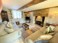 Cloisters Cottage in Bourton-on-the-water With Off Road Park For Two Cars