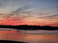 Perfectly located Lake Hamilton lake front condo. 5 miles to Oaklawn Race Track