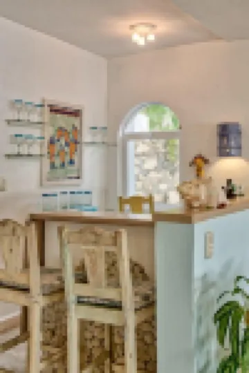 Villa Sarita, 6 Beachfront Villa with Private Pool in Gated Resort!