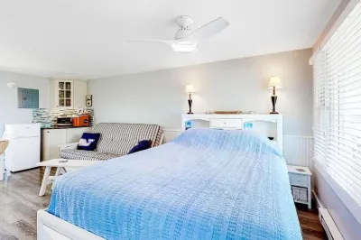 Cozy condo on Commercial St. and close to Truro with pool and beach access!