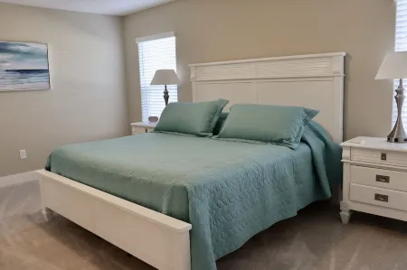 Designer home minutes from Eastport area, near 7 golf courses, & pet friendly!