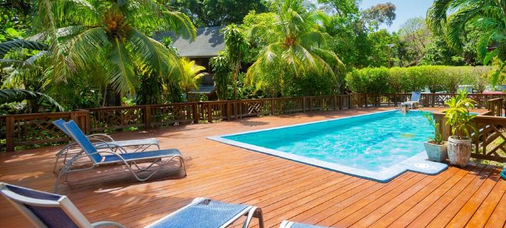 Two Story 3/Bd 2Bath, w Pool and steps to the best snorkeling on the island 桑迪灣酒店