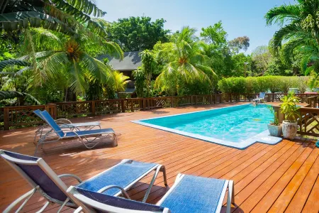 2B/1B Cabana AC and steps to the beach! With sparkling pool & Starlink Wifi