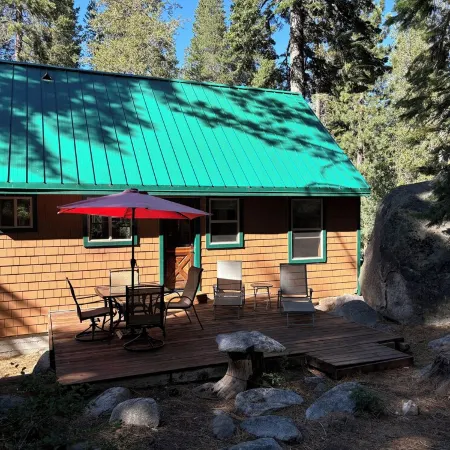 Cabin walking distance to Donner Lake