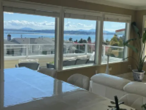 Full advantage of 180 degree PANORAMIC view of OCEAN & MOUNT BAKER โรงแรมในไวท์ร็อค