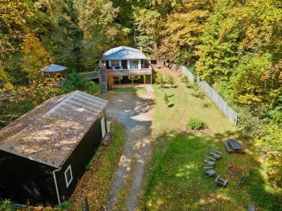 Secluded mountain getaway near Blue Ridge Parkway Hotel dekat Asheville West KOA Holiday